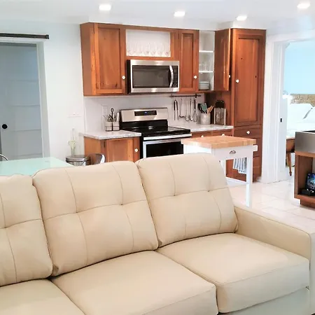 Romantic Secret Garden - Marble Floors & Bath Dt Just 2 Blocks Beach Only 3 Miles